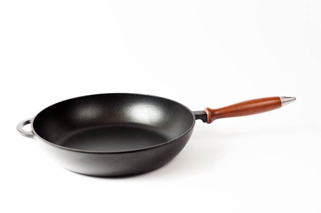 Сковорода сотейник чугунная эмалированная, с деревянной ручкой, d=200мм, h=54мм. Матово-чёрная - фото 2 - id-p15117464