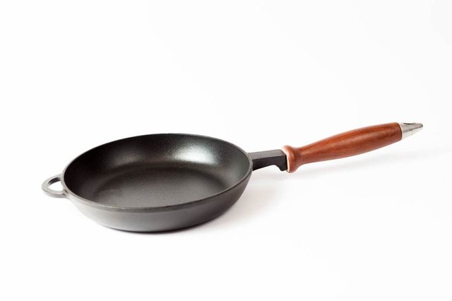 Сковорода чугунная эмалированная, с деревянной ручкой, d=220мм, h=40мм. Матово-чёрная - фото 2 - id-p15117520