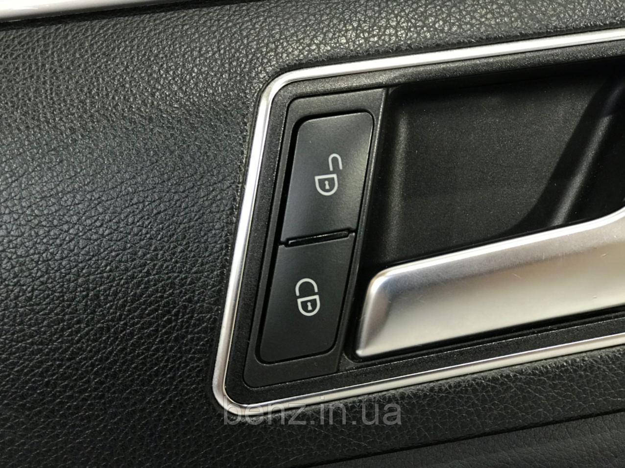 Кнопка центрального замка правих дверей Mercedes W212, W204, C207 A2049058502, фото 1