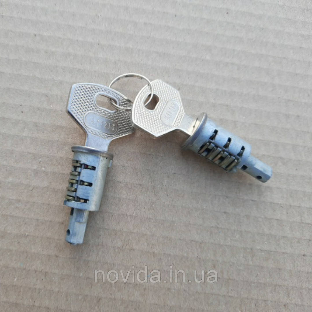 Личинка кнопки ручки дверей КамАЗ із ключами (личинка пари) 5320-6105212