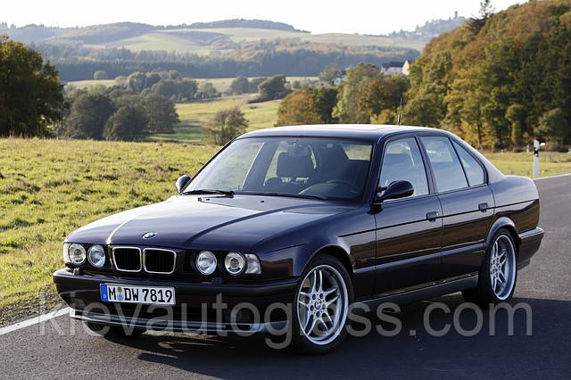 Лобове скло на BMW 5 СЕРІЇ E34 518-535