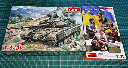Український танк Т-64БВ з екіпажем українських танкістів на відпочинку., фото 1