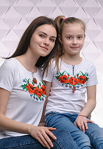 Комплект вишитих футболок для мами та доці «Макове поле»