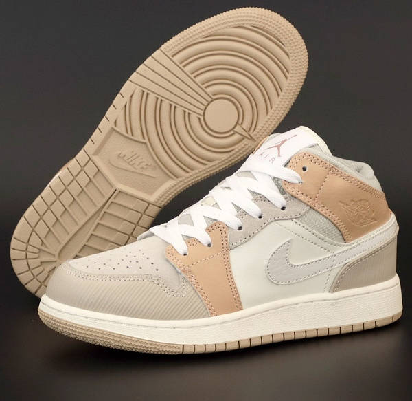 Jordan retro 1 mid premium deals