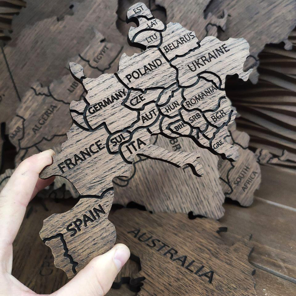 Карта світу з дерева ясен