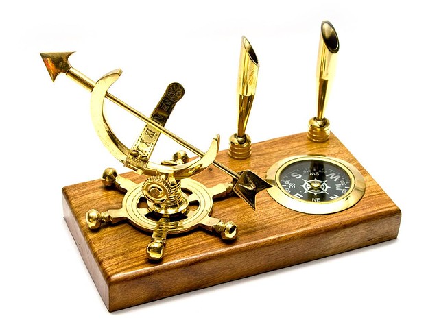 Письмовий набір з компасом і сонячним годинником дерево, бронза (11х18х10 см)