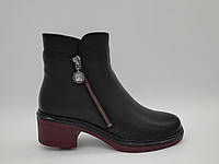 Зимові черевички на товстій підошві. Маленькі (33, 34) розміри.