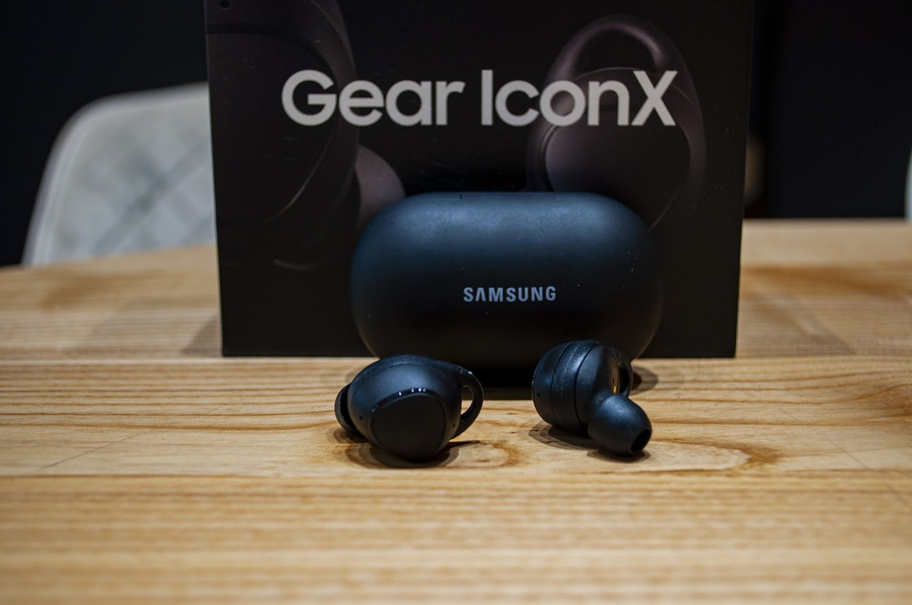 Беспроводные Bluetooth наушники Samsung Gear IconX Черный - фото 1 - id-p1273421611