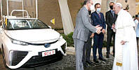 Папа Римський пересів на водневий автомобіль: як виглядає Toyota Mirai (Фото)