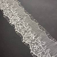 Ажурне французьке мереживо шантильї (з війками) білого кольору шириною 9 см, довжина купона 3,1 м.