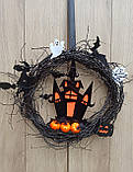 Чорний вінок до Хеловіну (Хеллоуїну) з замком відьми та привидами, фото 5