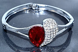 Браслет. Родій. Камені: білий та червоний циркон. Діаметр: 6 см. Ширина: 25 мм.