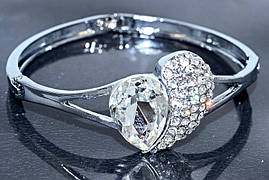 Браслет. Родій. Камені: білий циркон. Діаметр: 6 см. Ширина: 25 мм.