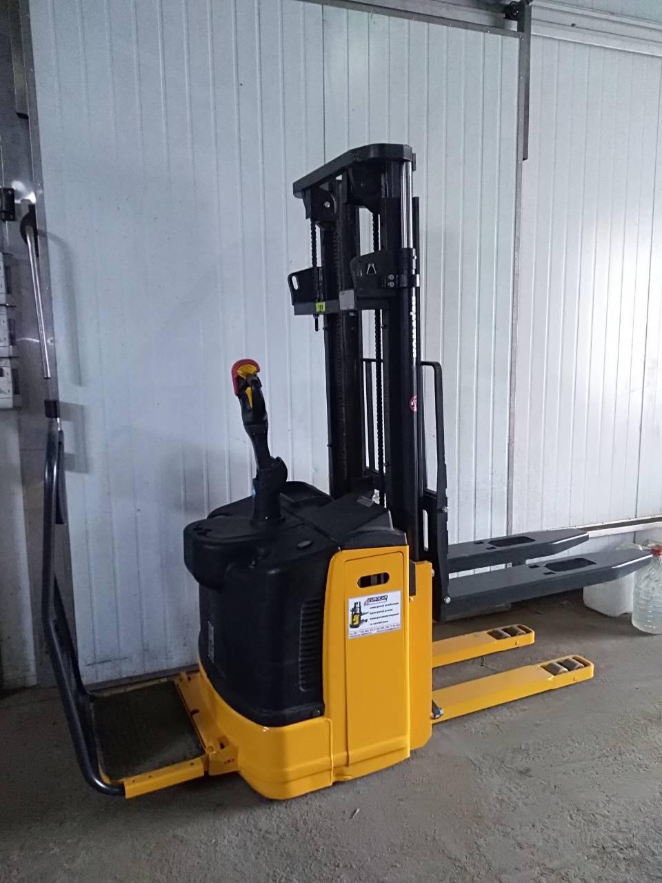Штабелер електричний повідцевий Komatsu 1,4т 2,9 м