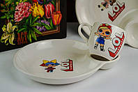 Набор детской керамической посуды для девочки с чашкой и тарелкой с отделением под соус.