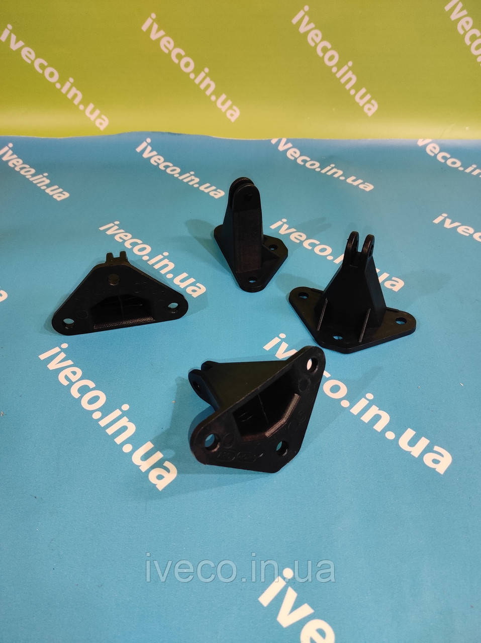 Кріплення капота Iveco Stralis Trakker EuroTrakker 500396838 навіс фіксатор капота івіко страліс тракер