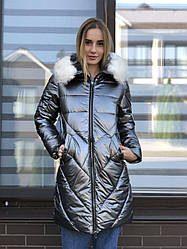 Жіноча зимова куртка блискуча подовжена  темно-срібляста