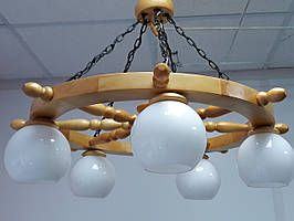 Люстра деревянная "Колесо-штурвал"  из светлого натурального дерева на 5 белый плафон