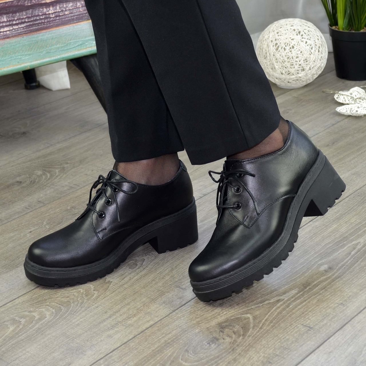 Стильні шкіряні жіночі туфлі на тракторній підошві, фото 1