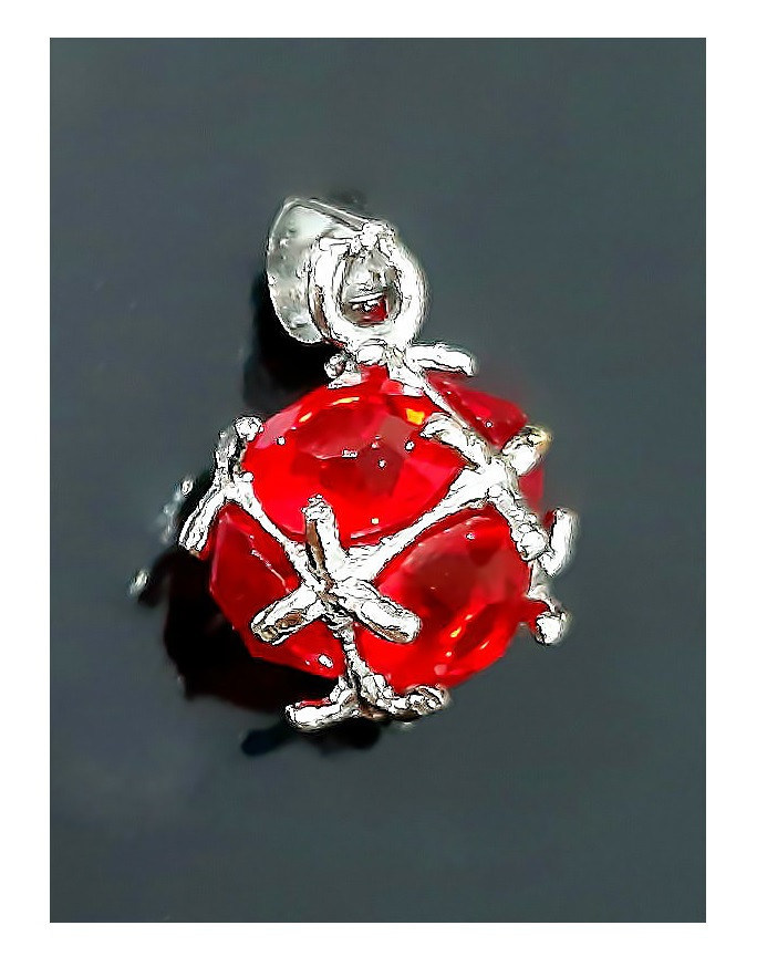 Кулон із червоними цирконами. Родій. Діаметр: 8 мм.