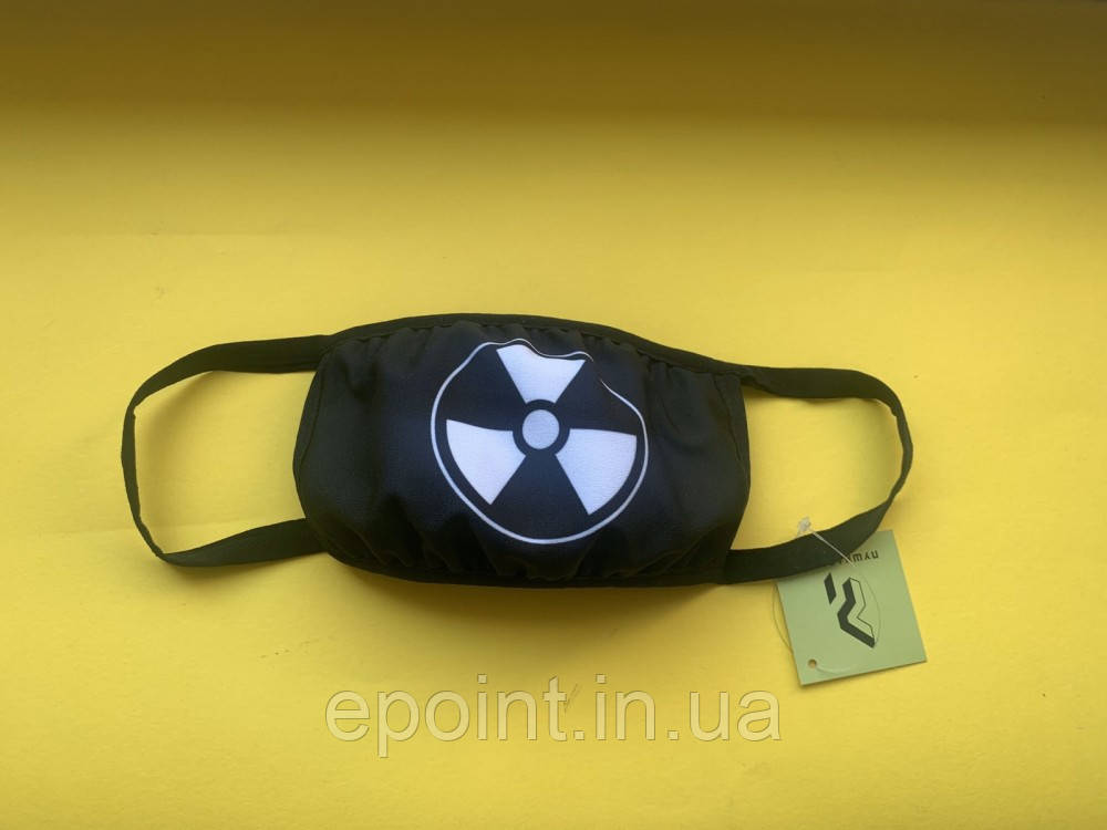 Захисна маска для обличчя, чорний колір, багаторазова з великим принтом білого кольору знак Радіація, фото 1
