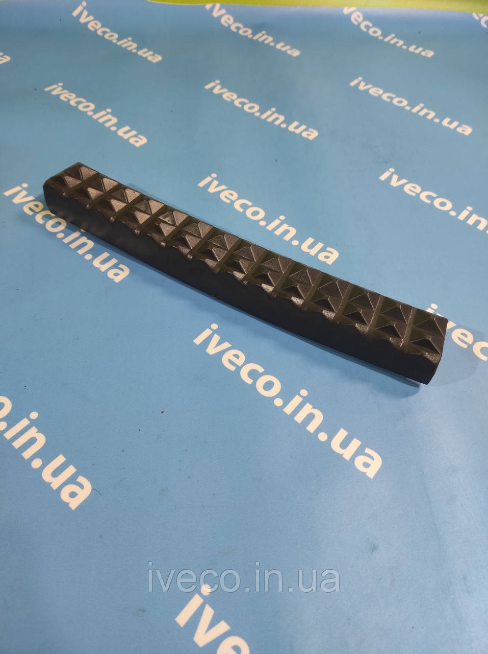 Накладка сходинки правої Iveco Stralis 504001345 504217526 нижня накладка щаблевого стро страліс