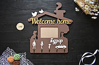 Вешалка из дерева для ключей с фоторамкой и фамилией "Welcome Home"