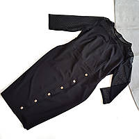 Черное платье со вставками сетки сверху и на рукавах и пуговицами на юбке