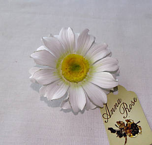 Заколка-брошка з квітами з фоамирана ручної роботи "Біла Ромашка"
