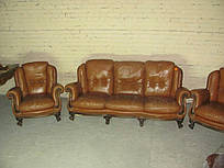 Шкіряний диван на три місця в стилі бароко б/у