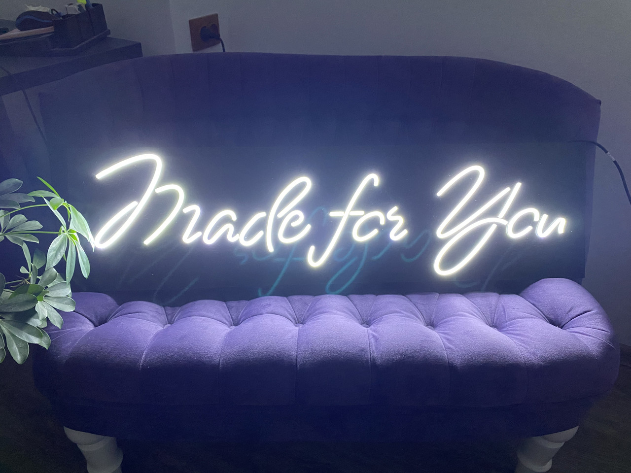 Неоновий напис "Made for you" на чорній прямокутній основі