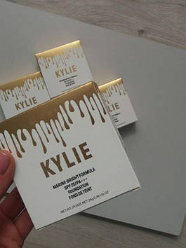Компактна пудра Kylie Jenner Marine Bright Formula Powder SPF 25/PA +++