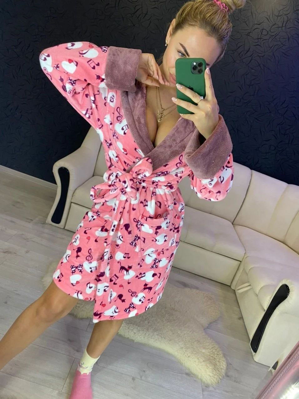 Короткий теплий жіночий домашній махровий халат із котами, фото 1