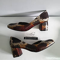 Женские туфли из питона на толстом невысоком каблуке
