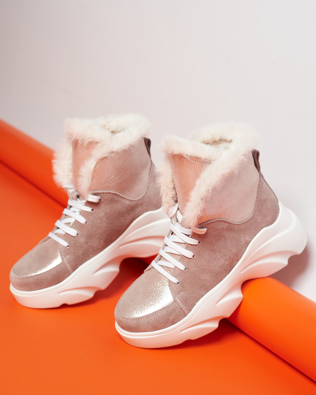 Жіночі зимові черевики спортивного стилю на високій підошві (пудра), фото 1