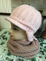 Тепла жіноча шапка-ушанка, в'язана з маленьким козирком, розмір 54-56, колір ніжно-розовий