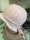 Тепла жіноча шапка-ушанка, в'язана з маленьким козирком, розмір 54-56, колір ніжно-розовий, фото 2