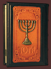 Книга Тора з Гафтарот на двох мовах: російською та івритом з литтям в шкіряній палітурці