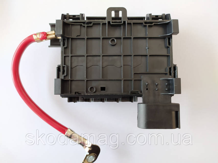 【ᓚᘏᗢ】 Блок коробка запобіжників зверху АКБ для Шкоду Октавія Тур