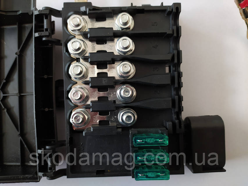 【ᓚᘏᗢ】 Блок коробка запобіжників зверху АКБ для Шкоду Октавія Тур