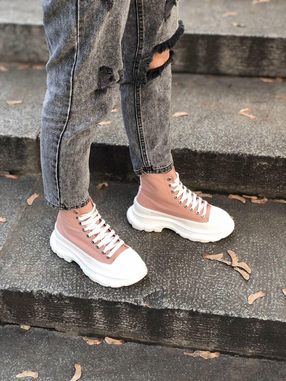 Жіночі кросівки Alexander McQueen Tread Slick. Кроси для жінок Олександр Маквин рожеві з білим.