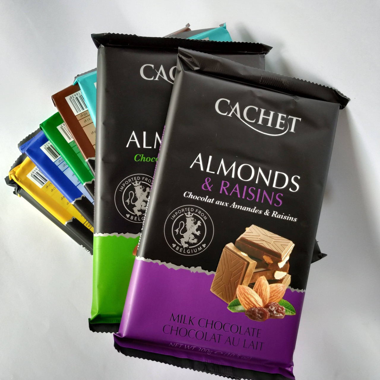 Шоколад молочний Cachet Milk Chocolate with Almonds & Raisins, 32% Cocoa, 300 г