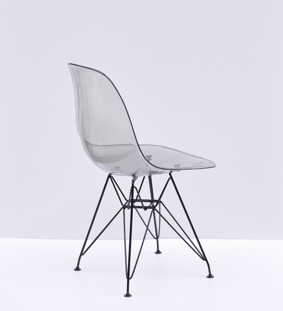 Пластиковий стілець димчастий на металевих ніжках чорного кольору Nik BK-ML