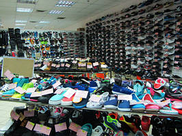 Наш взуттєвий магазин, більше 1500 різновидів взуття. Завжди Вам раді!