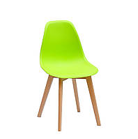 Зеленый пластиковый стул с цельнолитым сиденьем на деревянных ножках в современном стиле Nik D яркий, сочный