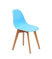 Голубой стул с цельнолитым пластиковым сиденьем на деревянных ножках в современном стиле Nik D