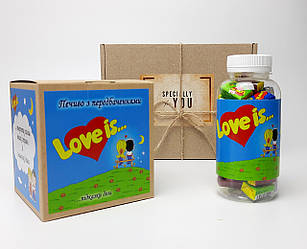 Набір для закоханих "Любов всерйоз": жуйки "Лав із" в баночці, упаковка печива з передбаченнями "Love is"