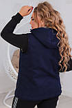 Синя жіноча тепла джинсова жилетка-безрукавка на овчині великих розмірів 46-54 і з капюшоном. Арт-1335/37, фото 2