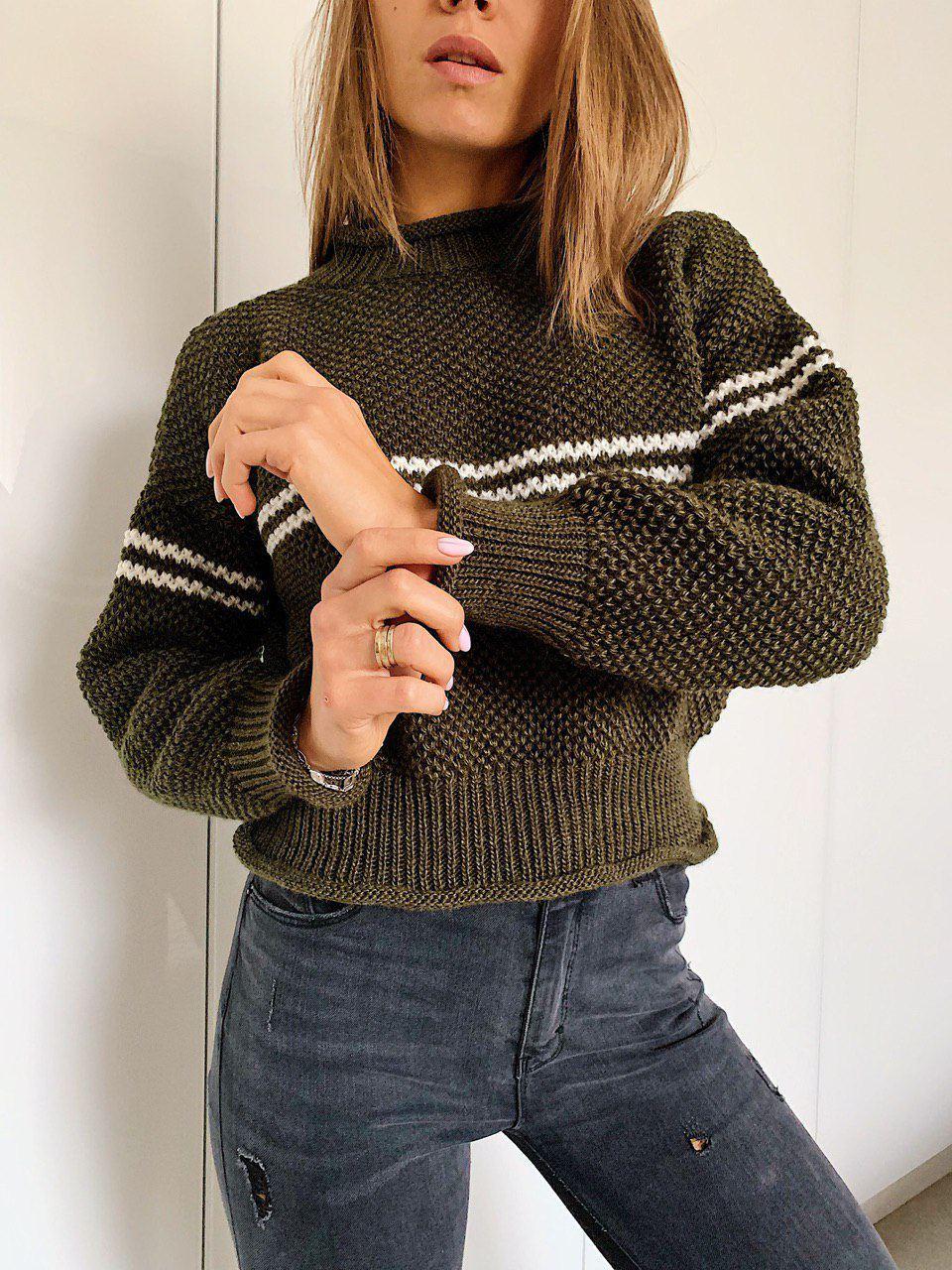Укорочений теплий жіночий светр напіввовна зі смугою