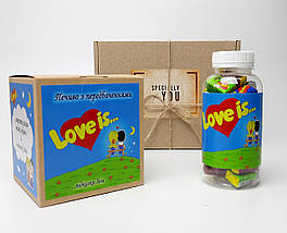 Набір для закоханих "Любов всерйоз": жуйки "Лав із" в баночці, упаковка печива з передбаченнями "Love is"